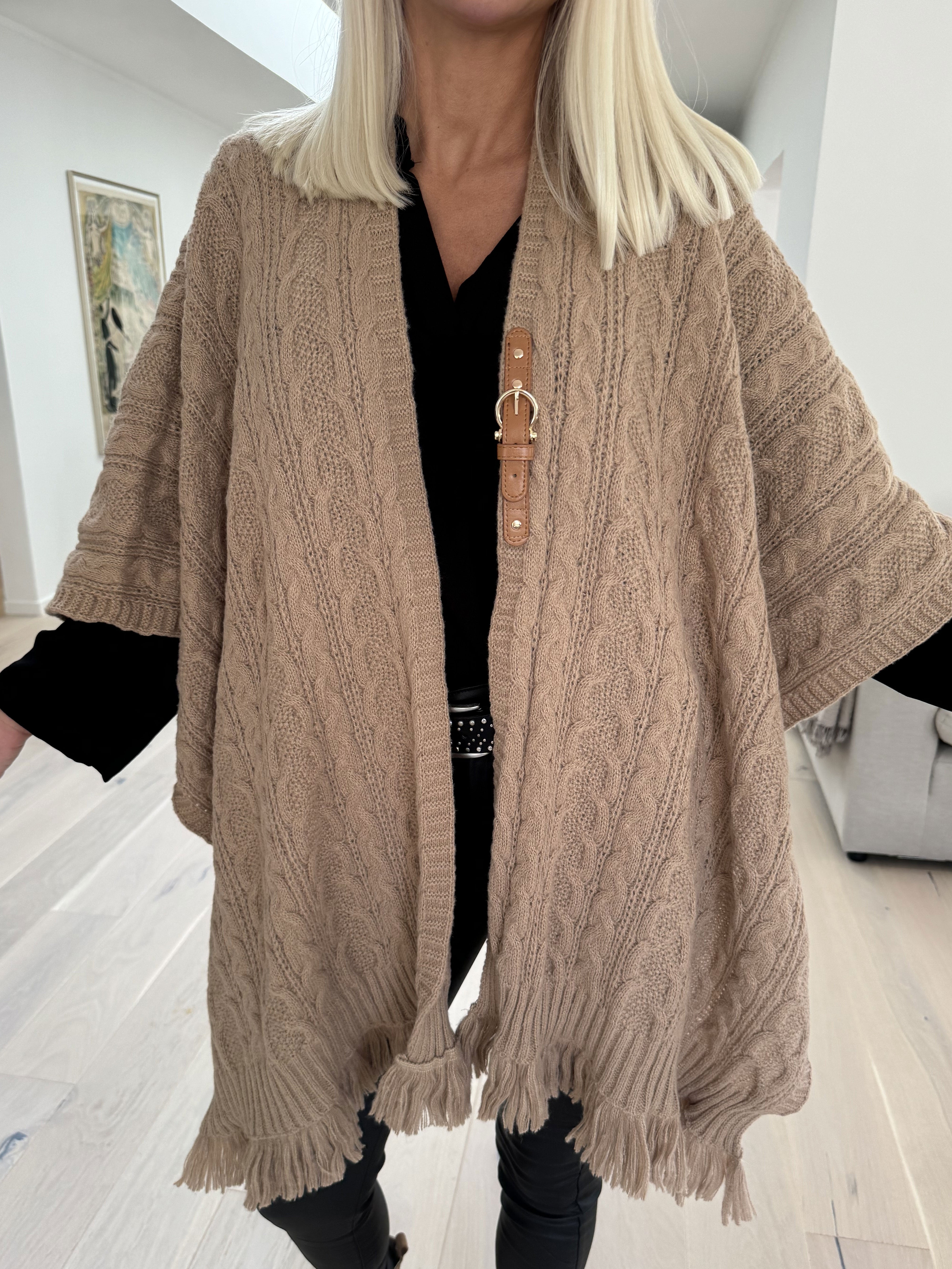 Elianna - Blød strikponcho med uld og frynser